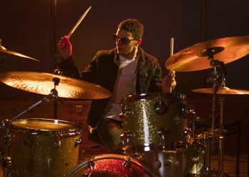 Ο Άγγελος Πεντάρης  σε μια Drum Up the Volume βραδιά στο rooftop του  The Foundry Suites Athens