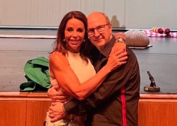 «Το Υπουργείο της Υπέρτατης Ευτυχίας» από τη Θεατρική Ομάδα Κωφών «Τρελά Χρώματα»