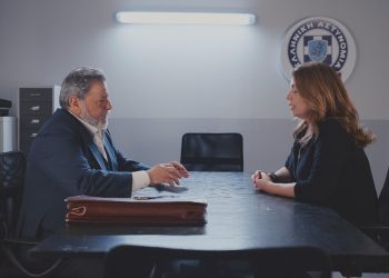 Η γη της ελιάς: Πιέσεις για να ομολογήσει η Αθηνά το φόνο του Δημήτρη