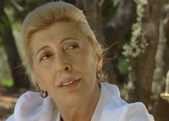  «Μάνα, Μητέρα, Μαμά» με την Ντίνα Κώνστα στο Θέατρο της Κυριακής στο Τρίτο