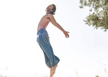 Ο Θανάσης Ευθυμιάδης ανοίγει ένα διαφορετικό δρόμο μέσα από τις “Ρίζες”