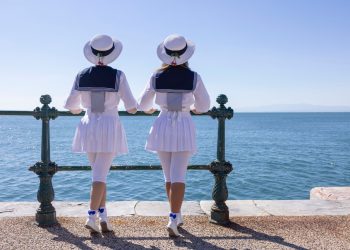 «Τα κοριτσάκια με τα ναυτικά» στην Παιδική – Νεανική Σκηνή του Νέου Θεάτρου Θεσσαλονίκης 