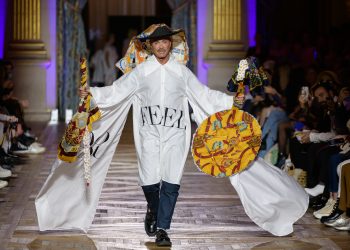 Παρίσι: Ο Λάκης Γαβαλάς αποθεώθηκε  σε ντεφιλέ μόδας