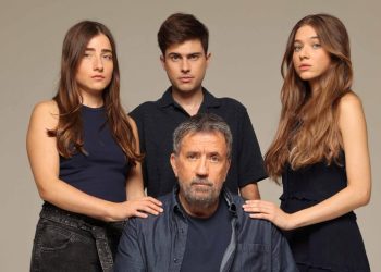 Κάνε ότι κοιμάσαι: Τι φοβάται να αποκαλύψει η συμμαθήτρια της Νάσιας;