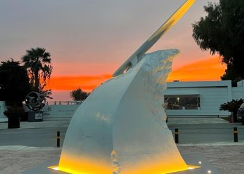 Το νέο γλυπτό «Ο Νοτιάς» κοσμεί την παραλία της Βουλιαγμένης