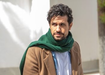 Σασμός: Ο Αστέρης ανακοινώνει στην Αργυρώ ότι φεύγει για πάντα από το νησί.