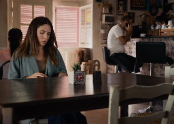 Η γη της ελιάς: Ο Χρήστος βλέπει την Μυρτάλη με τον Αλέξη στο κρεβάτι