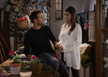 Η γη της ελιάς: Ο Χρήστος βλέπει την Μυρτάλη με τον Αλέξη στο κρεβάτι