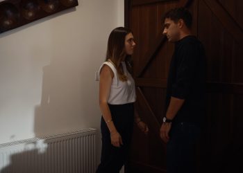 Η γη της ελιάς: Ο Χρήστος βλέπει την Μυρτάλη με τον Αλέξη στο κρεβάτι