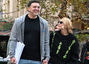 Τζένη Μπαλατσινού & Βασίλης Κικίλιας: Πιασμένοι χέρι χέρι, βολτούλα στη γιορτινή Αθήνα