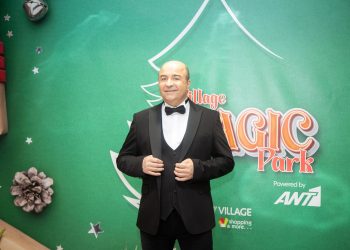 O Mάρκος Σεφερλής άναψε το Xριστουγεννιάτικο “Family Tree”