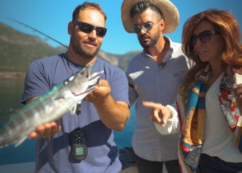 Η Μιμή Ντενίση στο “Fishy” με τον Γιάννη Τσιμιτσέλη