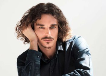 Ο Νίκος Κουκάς από το Α ως το Ω: “Ηθοποιός σημαίνει φως, για όποιον δεν το γνώριζε”