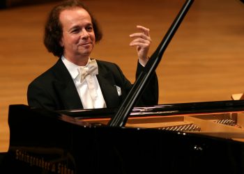 O πιανίστας και συνθέτης Cyprien Katsaris απαντά σε 10+1 ερωτήσεις