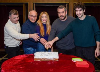 Κοπή πίτας για το «Ψηλά απ’ τη γέφυρα» στο Θέατρο Βεάκη