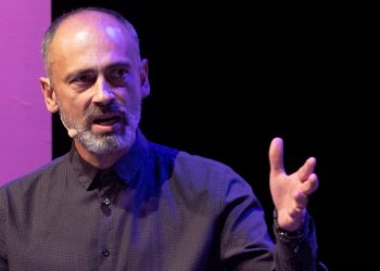 Ο Χρήστος Σουγάρης από το Α ως το Ω: “Οι καλλιτέχνες δεν έχουν διαβατήριο”