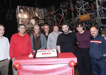 Κοπή πίτας για την παράσταση “Οικόπεδα με θέα” στο Θέατρο Άνεσις