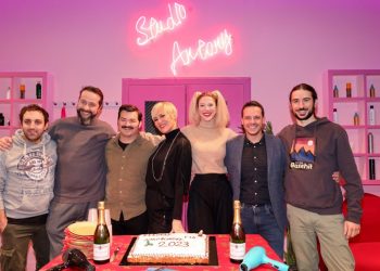 Κοπή πίτας για το “Σεσουάρ για δολοφόνους” στο Θέατρο Λαμπέτη