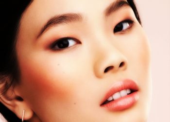 Tips για χειμωνιάτικη λάμψη με φωτεινή επιδερμίδα και αψεγάδιαστο μακιγιάζ