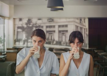 “Κάποιος μιλάει μόνος του  κρατώντας ένα ποτήρι γάλα” στο Θέατρο του Νέου Κόσμου