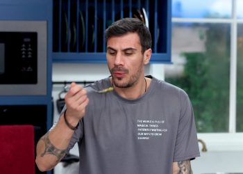 Τι μαγειρεύει ο Άκης Πετρετζίκης στο «Kitchen Lab»