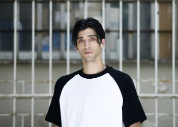 Ο Τάσος Λέκκας από το Α ως το Ω: “Βρίσκω τεράστια ομορφιά στο πόσο διαφορετικοί είμαστε οι άνθρωποι”