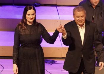 Μανώλης Μητσιάς και Καρυοφυλλιά Καραμπέτη σε ένα μελωδικό πανόραμα στο Μέγαρο Μουσικής Αθηνών