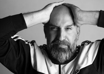 Ο Βαγγέλης Λάσκαρης από το Α ως το Ω: “Αυτά που δεν λέγονται είναι πιο σημαντικά από αυτά που λέμε”