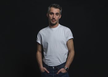 Ο Δημήτρης Τσιγκριμάνης από το Α ως το Ω: “Οι ηθοποιοί είμαστε περίεργη φάρα”