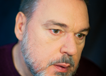 O βαθύφωνος Χριστόφορος Σταμπόγλης απαντά σε 10+1 ερωτήσεις