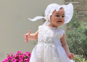 Η βαφτιστήρα του Νίκου Κοκλώνη με φόρεμα Celia Kritharioti