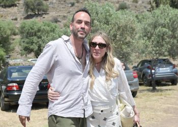 Οι νιόπαντροι Πάνος Μουζουράκης & Μαριλού Κόζαρη στην παραλία