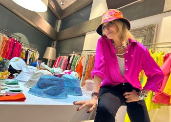 ‘Αννα Βίσση: Ανοιξιάτικη διάθεση με iconic, φούξια look