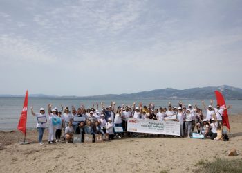 75 εργαζόμενοι – εθελοντές του Ομίλου Hellenic Healthcare καθάρισαν την παραλία του Σχινιά