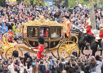 Live: Με λαμπρότητα η στέψη του Βασιλιά Καρόλου Γ΄