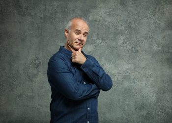 Ο Γιώργος Μητσικώστας επιστρέφει με «Mitsi VAR»