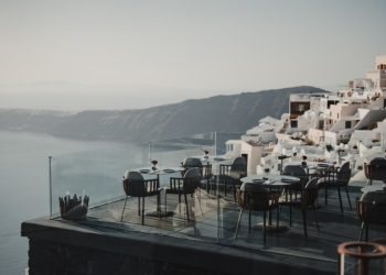 Το Kivotos Santorini υποδέχεται τον Δημήτρη Κατριβέση  στο Mavro Restaurant