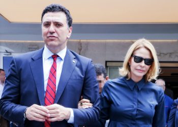 Βασίλης Κικίλιας-Τζένη Μπαλατσινού: Ντυμένοι στα μπλε στο Λυκαβηττό