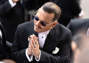 Aποθεώθηκε ο Τζόνι Ντεπ στις Κάννες