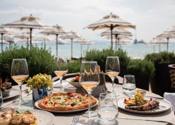 Το beach restaurant APLÓ στην Αθηναϊκή Ριβιέρα με island-chic διάθεση