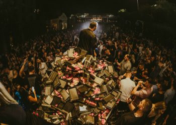 Βουνά από λουλούδια για τον Γιώργο Σαμπάνη