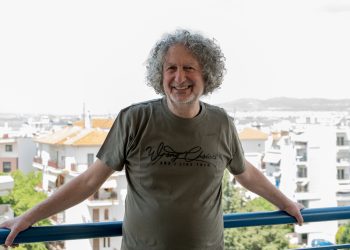 Ο Γιώργος Καζαντζής από το Α ως το Ω: «Τα “Αινίγματα” συνομιλούν με το μυστήριο και το αβέβαιο του έρωτα»