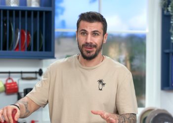 Παραδοσιακές συνταγές με τον Άκη Πετρετζίκη στο “Kitchen Lab”