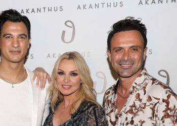 Δήμος Αναστασιάδης: Πρεμιέρα με φίλους στο “Akanthus Club”