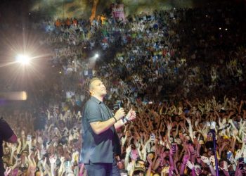 Αντώνης Ρέμος: Αποθέωση στο κατάμεστο θέατρο Πέτρας