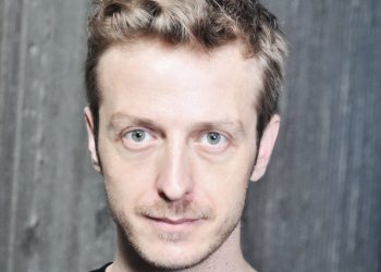 Χρήστος Παπαδημητρίου: “Η εφήμερη γοητεία της επιθεώρησης έχει το ατού της αμεσότητας”