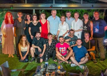 Δροσερή πρεμιέρα για τη μετ- επιθεώρηση “Μπαντα-ρισμένοι (evolution) e-pass ή επί τας”