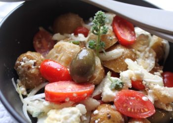 Συνταγή για χωριάτικη πατατοσαλάτα