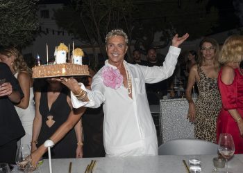 Λάκης Γαβαλάς: Πάρτι γενεθλίων στη Μύκονο