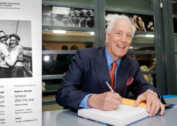 Robert McCabe: “Οι Έλληνες έχουν ακόμη ζεστασιά, κέφι και φιλοξενία”